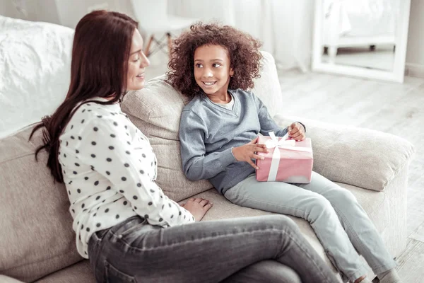 Jolie belle femme assise sur le canapé avec une fille — Photo