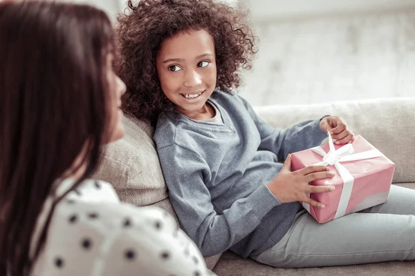 Nettes kleines Mädchen schaut ihre Mutter aufmerksam an — Stockfoto