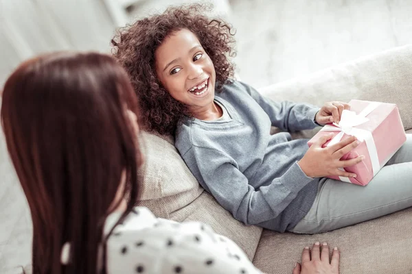 Gelukkig schattig klein meisje goed en vrolijk gevoel — Stockfoto