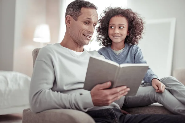 Zorgvuldige vader lezen een verhaal aan een meisje — Stockfoto