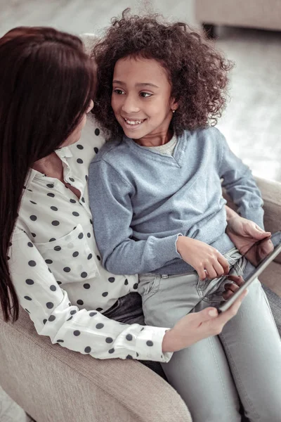 Bir kızı ile bir video izlerken çekici güzel anne