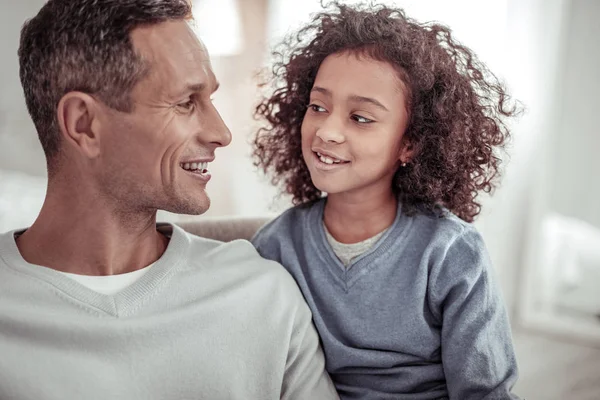 Aangename vader en schattige dochter kijken naar elkaar — Stockfoto