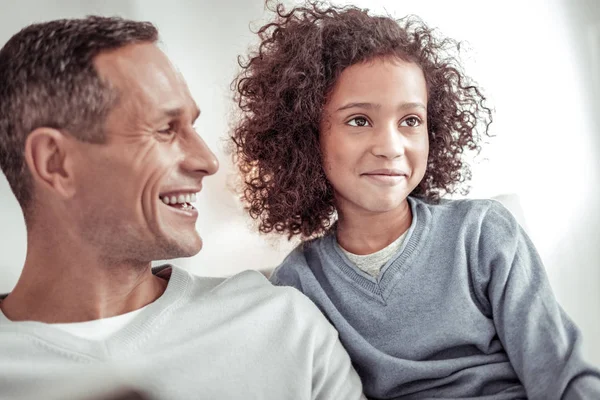 Atractivo padre guapo mirando a su hija —  Fotos de Stock