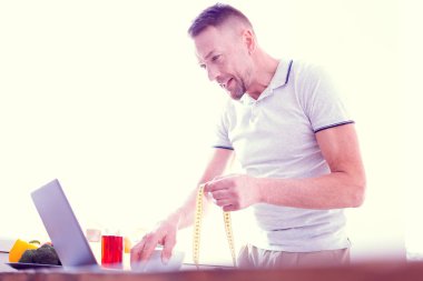 Sakallı adam önde gelen sağlıklı yaşam tarzı yemek tarifi video izlemek onun laptop