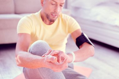 Sakallı adam egzersizleri sonra nabzı kontrol onun sağlığı hakkında bakım