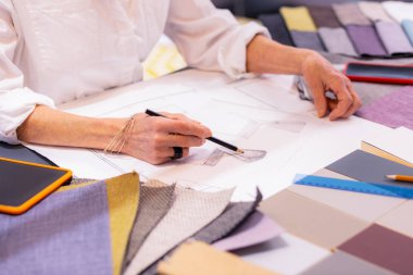 Yakın çekim çekim yaşlı zarif işkadını proje çizim yapmak