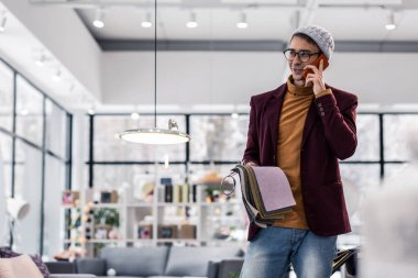 Yakışıklı gülümseyen yetişkin fantezi alıcı teslimat anlaşma yolu ile telefon sahip