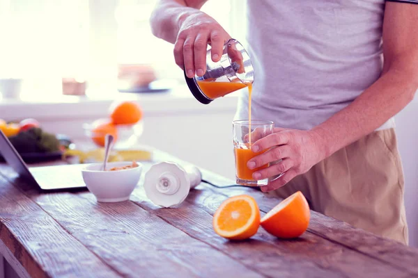 Esportista experiente bebendo suco de laranja pela manhã todos os dias — Fotografia de Stock