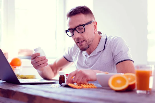 Vousatý muž zvědavá při studiu složení stravy — Stock fotografie