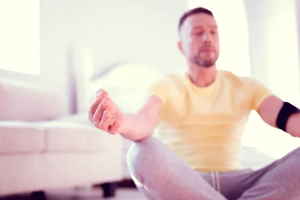 Homem de negócios maduro barbudo sentindo-se calmo enquanto meditava depois do trabalho — Fotografia de Stock