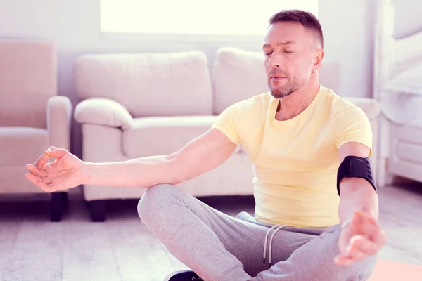 Empresário de cabelos loiros barbudo respirando lentamente enquanto meditava — Fotografia de Stock