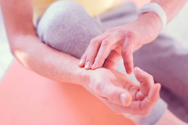 Bovenaanzicht van man gevoel bezorgd tijdens het meten van zijn pols na sport — Stockfoto