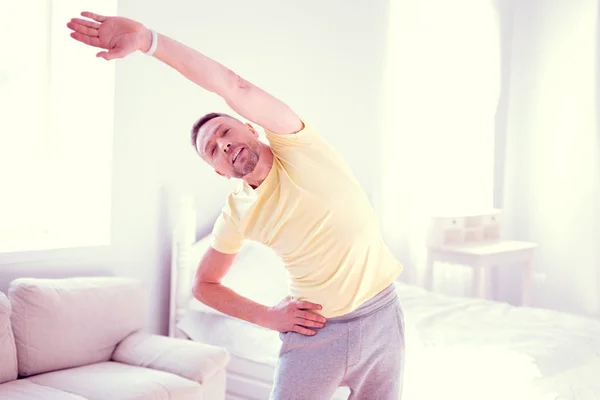 Barbuto uomo d'affari che fa ginnastica mattutina prima di andare al lavoro — Foto Stock