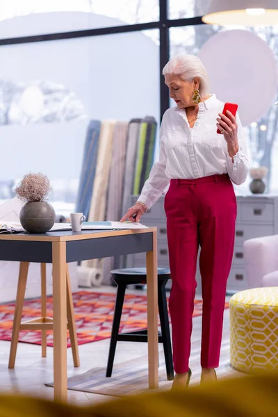 Hermosa mujer empresaria con estilo en años de pie cerca de la mesa de oficina . — Foto de Stock