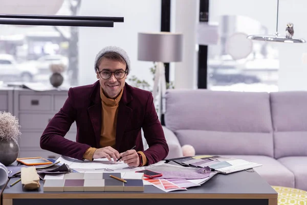 Sorridente elegante direttore vicenario che lavora in ufficio arredato moderno — Foto Stock