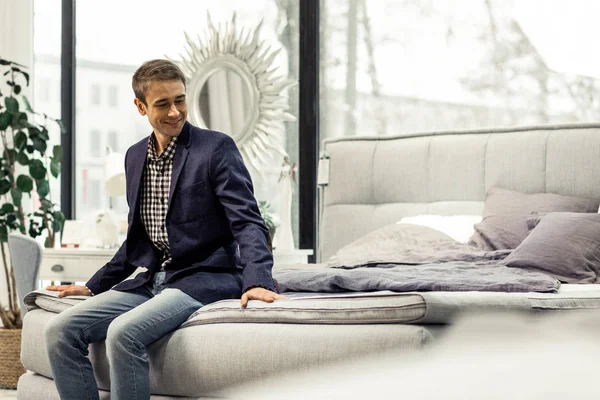 Yatakta koltuk mobilya showroom sahip yakışıklı neşeli beyler