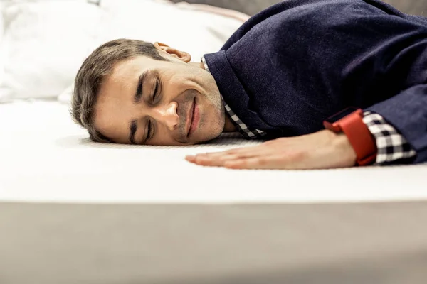 Retrato de hombre sereno con los ojos cerrados acostado en la cama — Foto de Stock