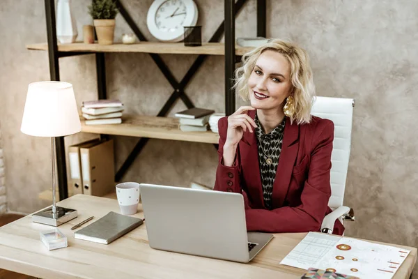 Kacér, szőke nő ül a pult előtt laptop — Stock Fotó