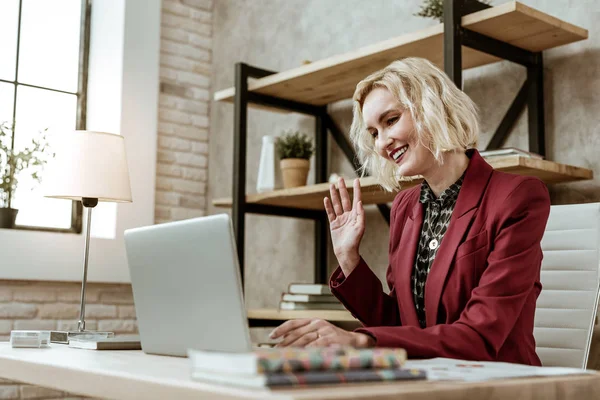 Beaming bionda dai capelli corti donna d'affari in giacca rossa con chiamata online — Foto Stock