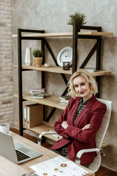 Belle dame souriante passant du temps dans un fauteuil de bureau — Photo