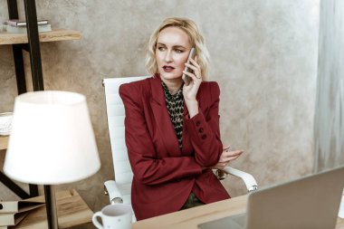 Karışık kısa saçlı çekici kadın cep telefonunda söz