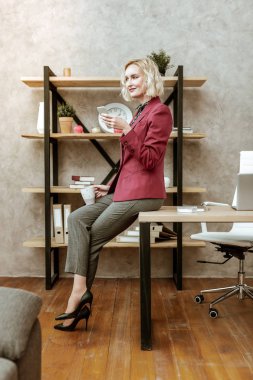 Işınlama çekici uygun masa köşede oturan kadın