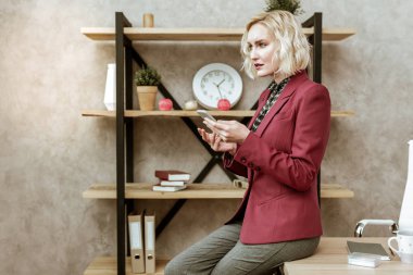 Masa yüzeyine eğilerek kırmızı eski ceket ciddi güzel Bayan