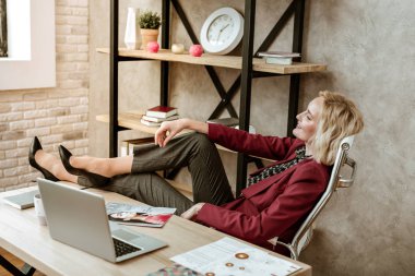 Sarışın güzel Bayan çalışma evine soğutma