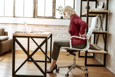 Mutsuz güzel Bayan ofis kıyafet ve yüksek topuklu