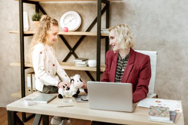 Gülümseyen dikkatli anne kızı sevgi ile seyir