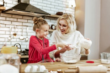 Ölçüm fincan taşıyan Kırmızı elbiseli ışık saçlı gülen kız