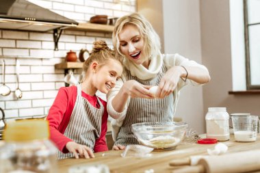 Eğlenerek anne kızının faiz ile mutlu olmak