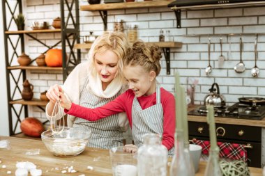 Malzemeler bağlamak için metal çırpma teli alarak ışık saçlı gülen çocuk
