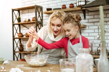 Kısa saçlı yakışıklı anne zaman harcama ile eğlenerek