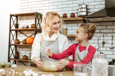 Gurur mutlu Bayan gülümseyen kızı arıyorum