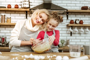 Işınlama nazik annenin çocuğuyla birlikte son derece güzel olmak