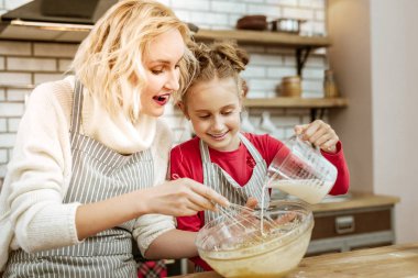 Eğlenerek sürpriz sarışın kadın kızı üzerinde seyir