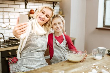 Selfie yapım geniş gülümseme ile kısa saçlı güzel kadın
