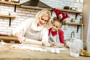 Gülümseyen ağırladı kadın yayılan tekniği görüntüleme