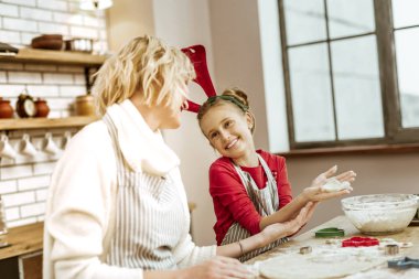 Joyful ışık saçlı kız çerezleri durumu teftiş eğlendirdi