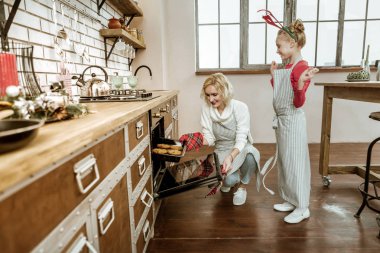 Pozitif kadın giyiyor gülmeye eldiven çekerken kareli