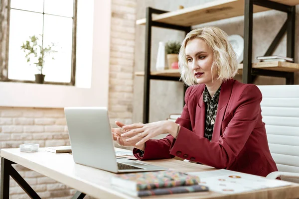 Koncentrerad allvarliga manager arbetar med verksamhet i hela videosamtal — Stockfoto