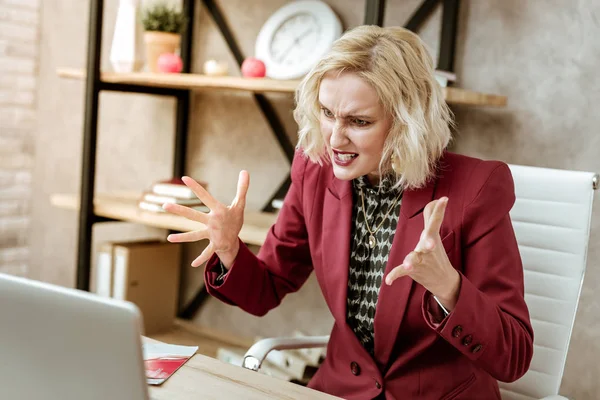 Raging utlöste blond kvinna pratar på höga toner med affärspartner — Stockfoto