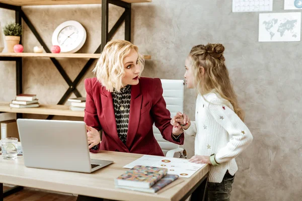 Lunghi capelli bambina interferire la sua madre bionda — Foto Stock