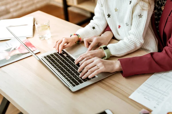 Piacevole donna d'affari positiva che mostra il suo processo figlia di digitazione — Foto Stock