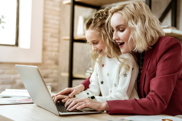 Positif amusé femme blonde être heureux avec sa fille progrès — Photo