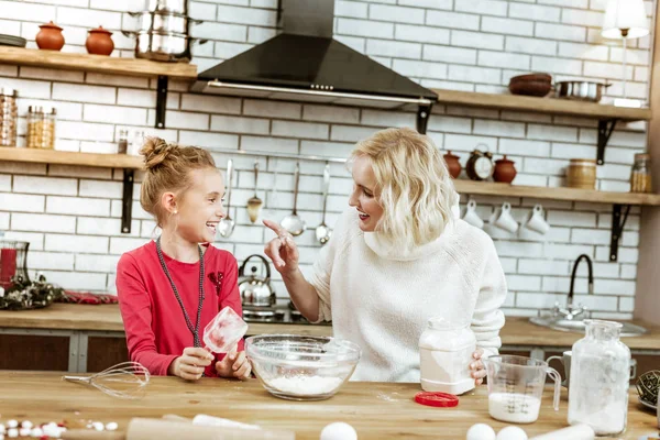 Glada blond snygg dam pekar på smutsiga näsa — Stockfoto