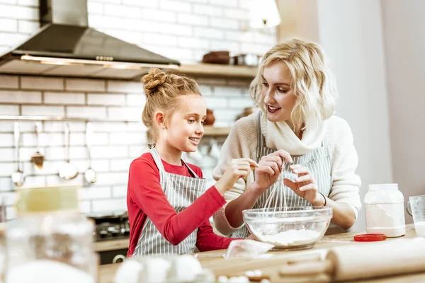 Klein kind in rode jurk vragen over het bakproces glimlachen — Stockfoto