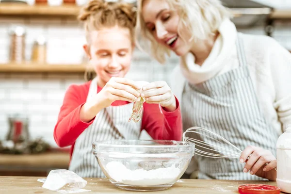 Mutlu yakışıklı anne dikkatle çalışkan kızı arıyorum