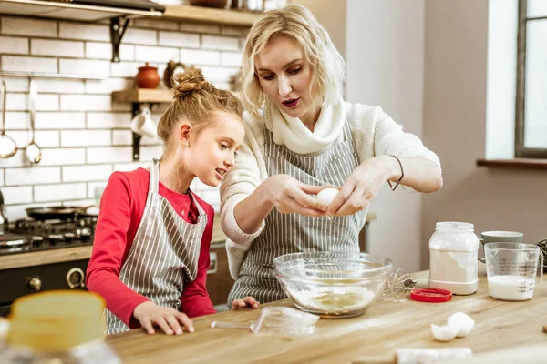 Señora atractiva pacífica mostrando forma profesional de cocinar —  Fotos de Stock